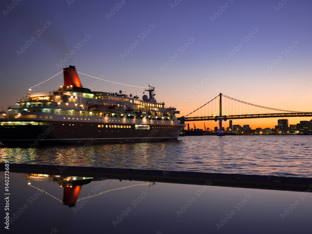 Fototapeta premium レインボーブリッジとフェリー