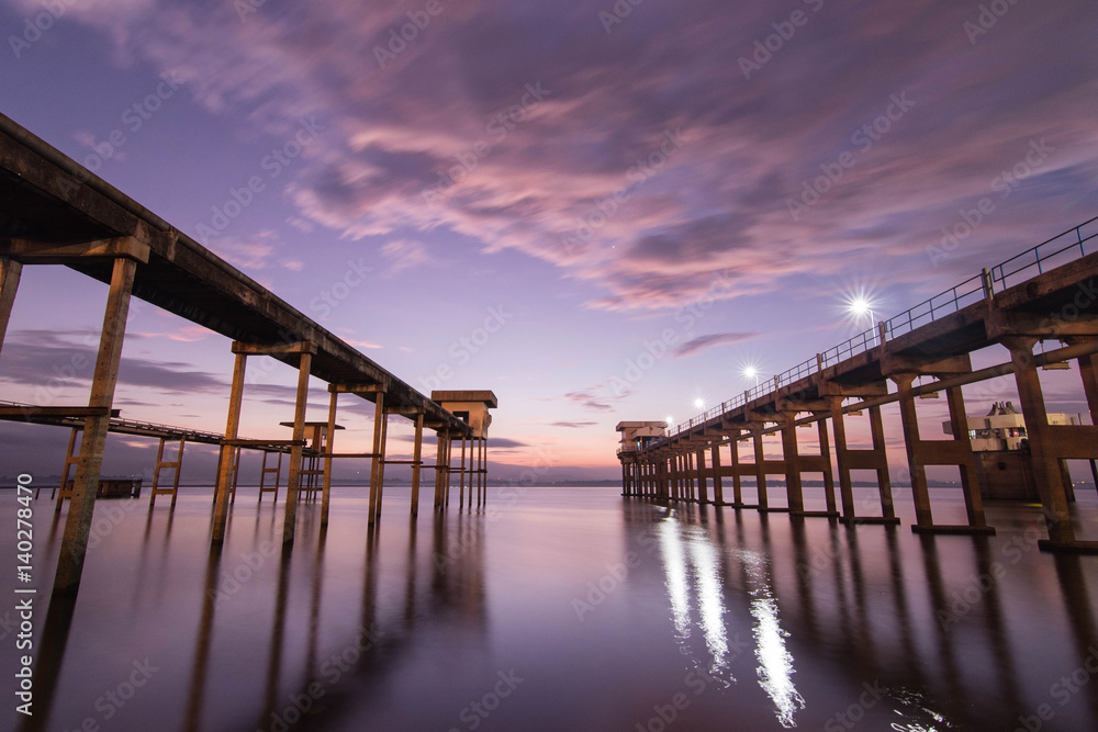 Obraz premium Bang Pra Reservoir as the sun rises,Thailand