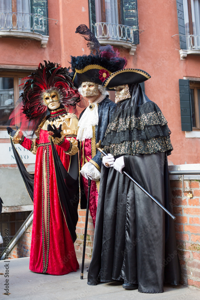 Tre persone mascherate al Carnevale di Venezia