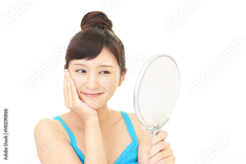 手鏡を持つ女性