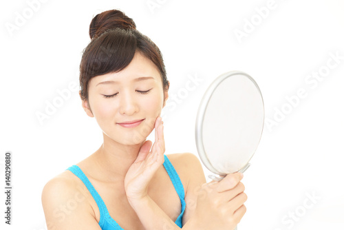 手鏡を持つ女性