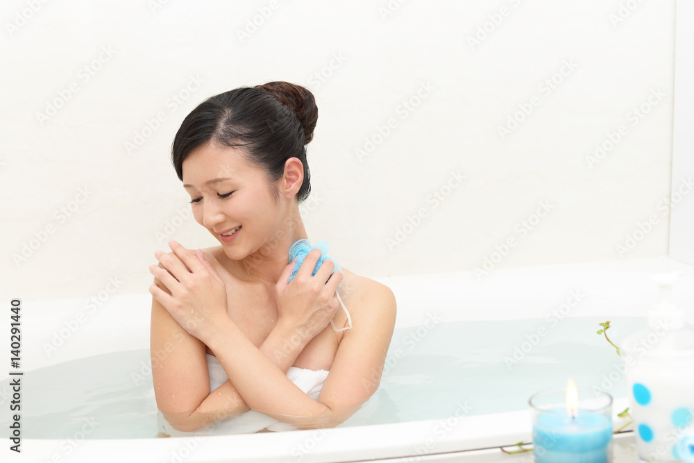 入浴中の女性 入浴中の女性