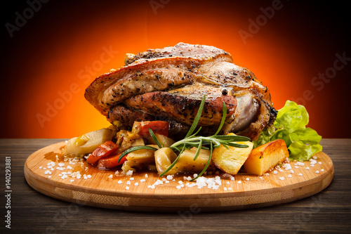 Slika na platnu Roast knuckle on cutting board
