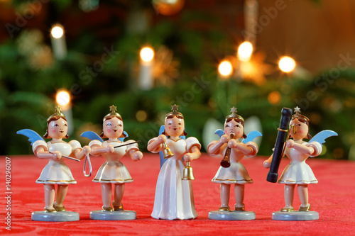Weihnachtskonzert mit fünf musizierenden Engeln photo