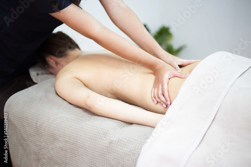 Kobieta o masażu w salonie spa