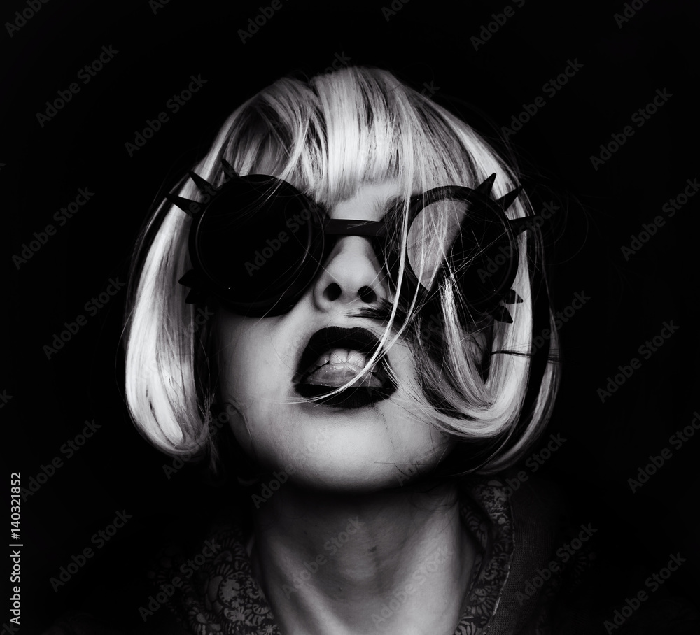 Retrato de una chica joven disfrazada de punk