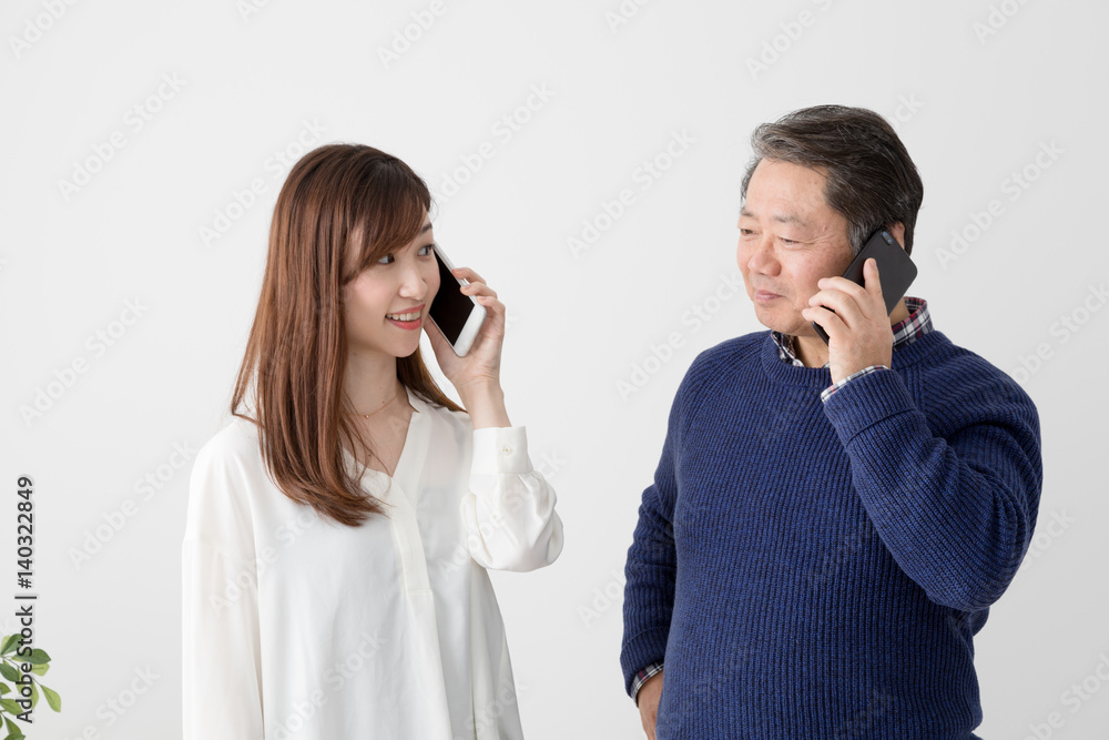 娘にスマートフォンの説明を受ける父親、親子、 娘にスマートフォンの説明を受ける父親、親子、