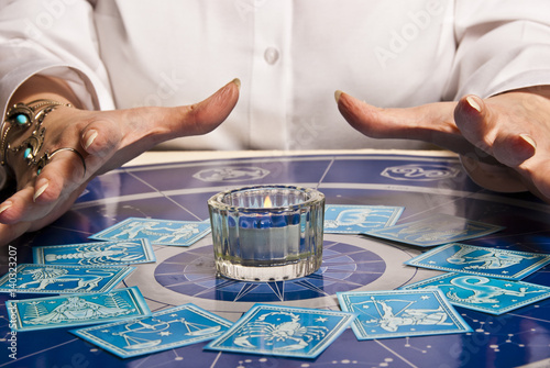 Φωτογραφία fortune teller astrologer with esoteric tools cards, zodiac signs, horoscope and