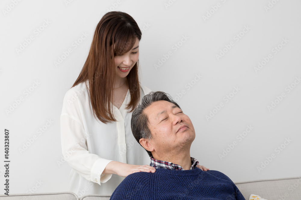 父親に肩もみをする娘 マッサージ 感謝 Stock 写真 Adobe Stock