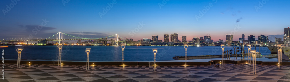 Obraz premium 晴海埠頭と東京の夜景 パノラマ