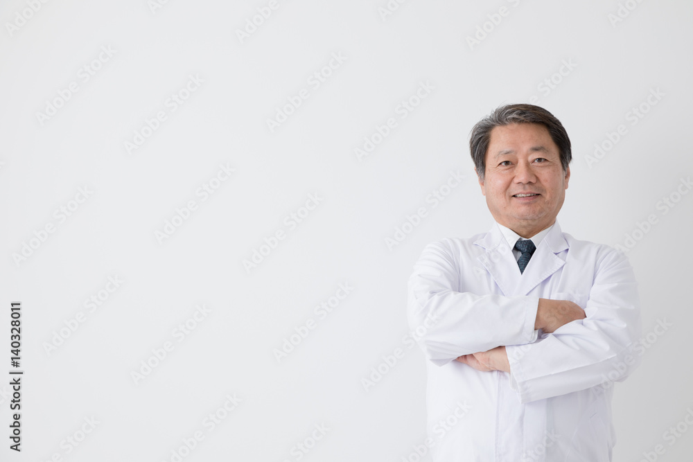 腕組みをする医者、中年男性 腕組みをする医者、中年男性