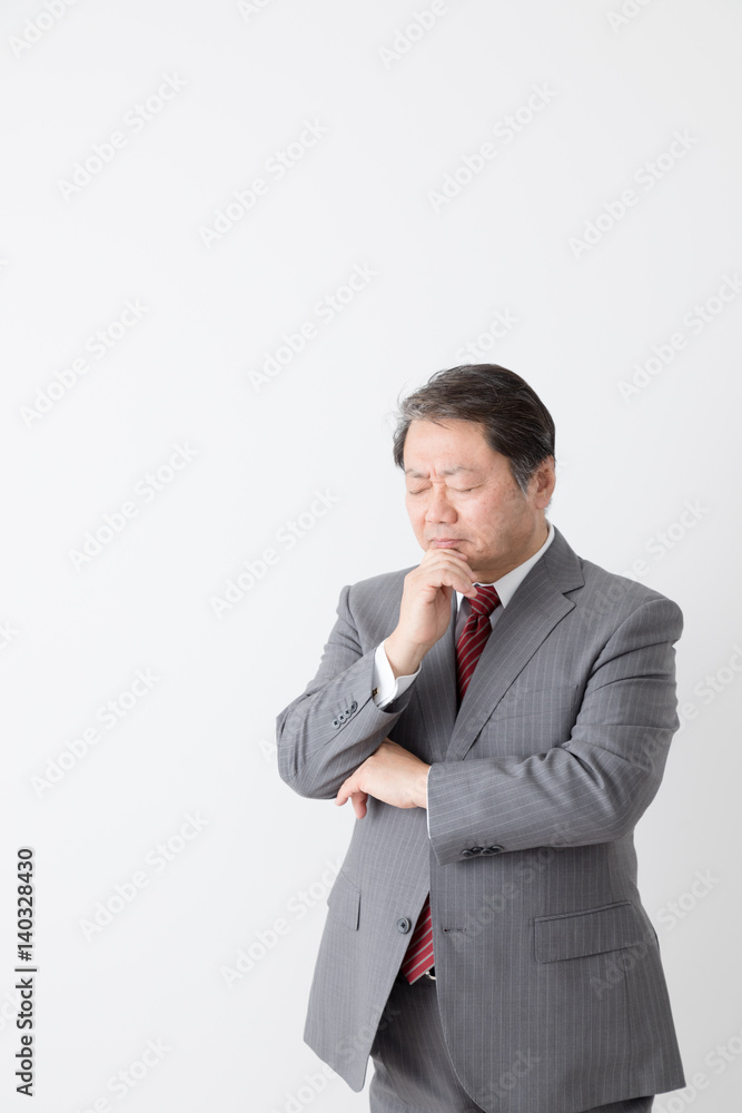 顎に手を当てるビジネスマン 考える 悩む 中年男性 Stock Photo Adobe Stock