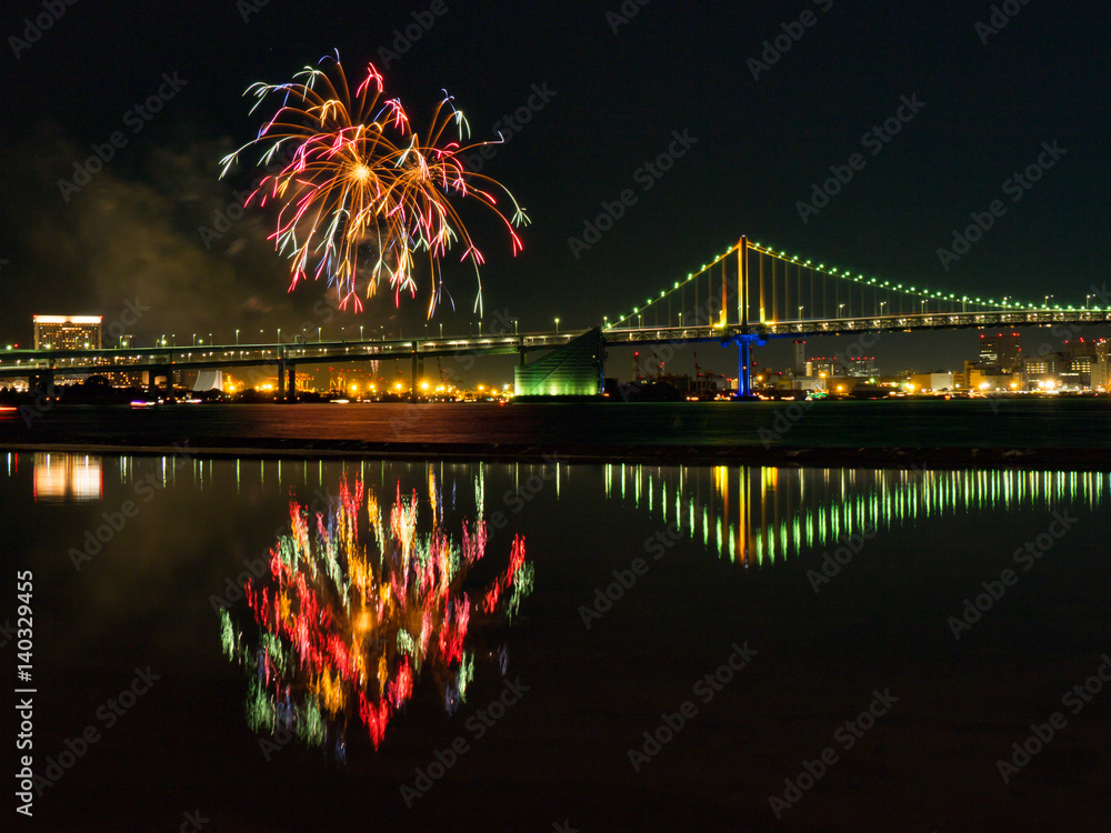 晴海埠頭から見たレインボーブリッジと花火 Stock Photo Adobe Stock 晴海埠頭から見たレインボーブリッジと花火 Stock Photo Adobe Stock