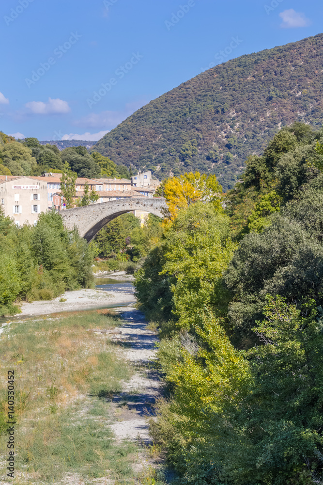 Nyons, le vieux pont de pierre sur l'Eygues, Drôme, France