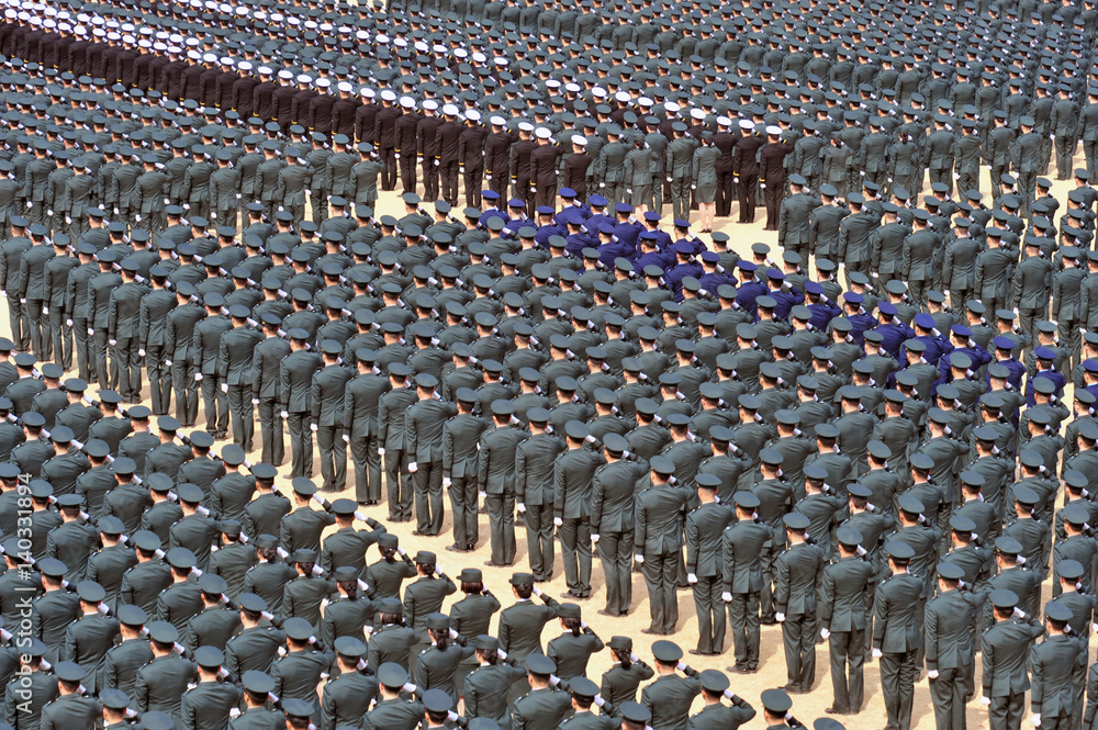 Obraz premium 합동임관식에서 경례하는 한국 국군 신임장교들