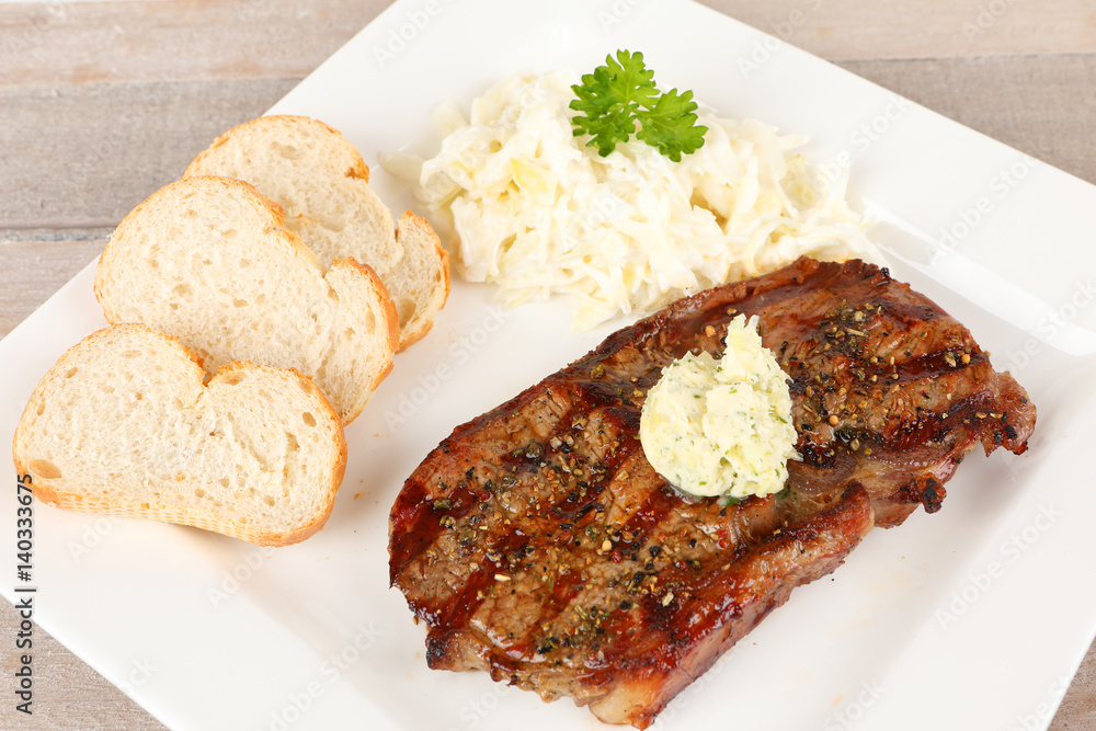 gegrilltes Rumpsteak mit Krautsalat gegrilltes Rumpsteak mit Krautsalat