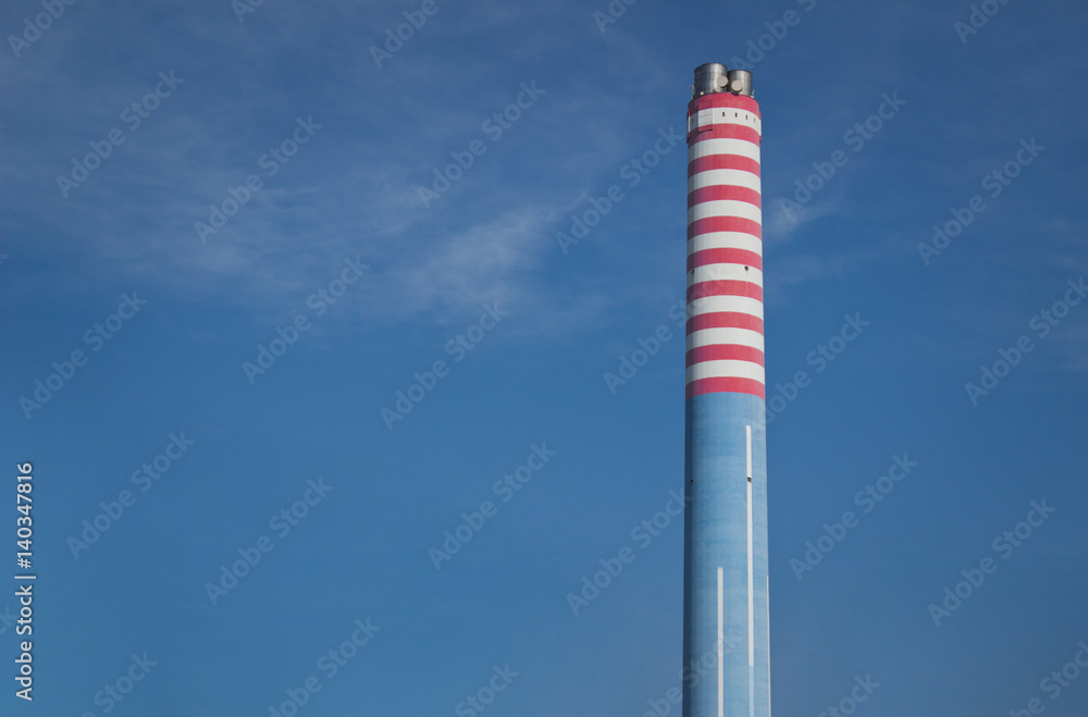 Camino di Gas, Ciminiera nel Cielo pulito in mezzo alle Nuvole, Generatore di Riscaldamento ed Energia Termica Camino di Gas, Ciminiera nel Cielo pulito in mezzo alle Nuvole, Generatore di Riscaldamento ed Energia Termica