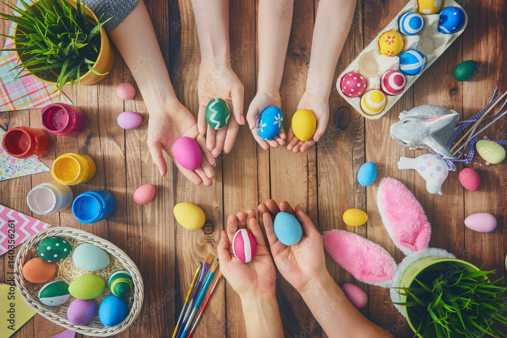 Fototapeta premium family preparing for Easter