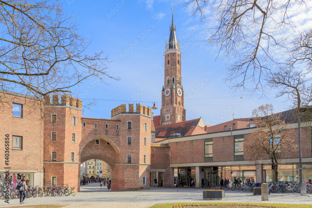Obraz premium Landshut mit Ländtor und Stiftsbasilika St. Martin