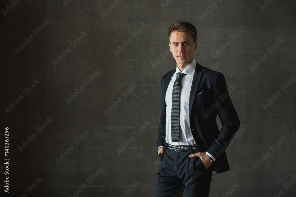 Naklejka premium Handsome businessman in formal suit on gray background