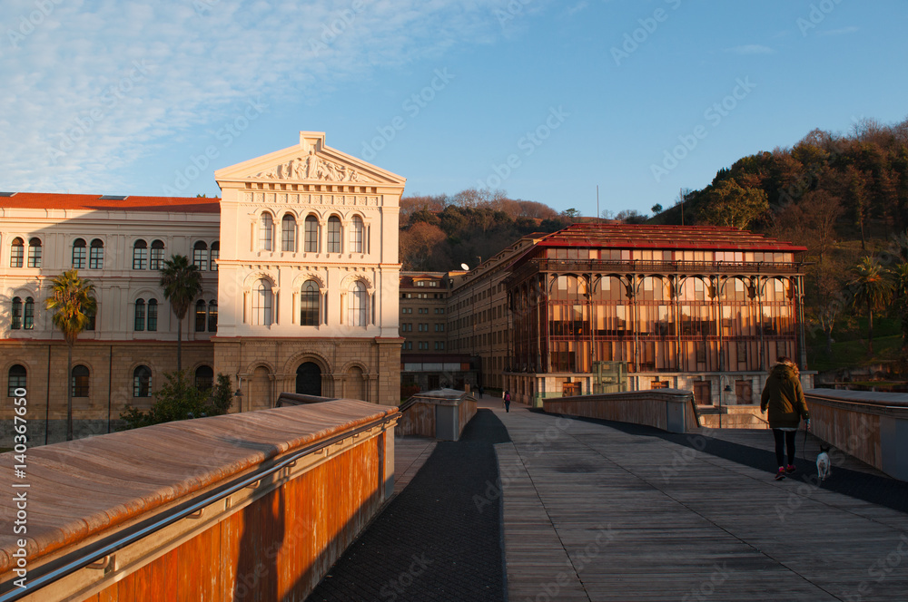 Obraz premium Spagna, 28/01/2017: lo skyline di Bilbao e l'Università di Deusto subito dopo l'alba visti dal ponte di legno Pedro Arrupe
