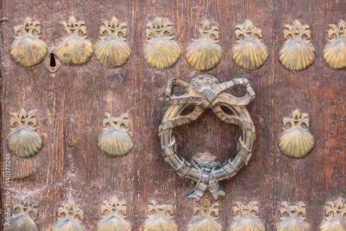 Puerta antigua de madera con detalles metálicos oxidados