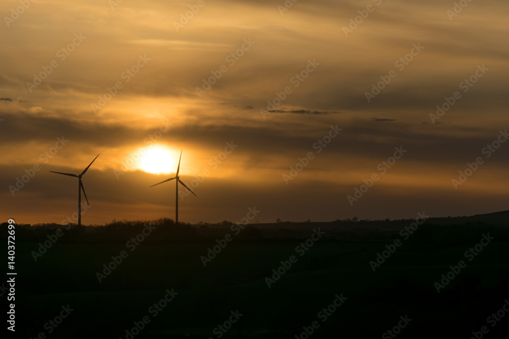 Obraz premium Pale eoliche al tramonto