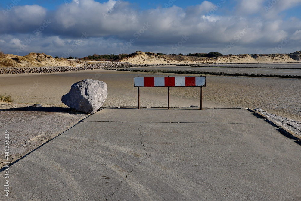 Fin de la route. Route barrée par une barrière et un rocher. Stock