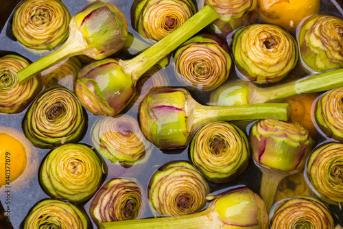 Canvas Print artichokes in water at roman market