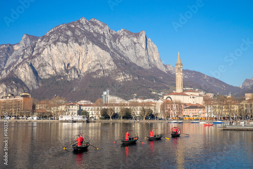 Fotografía Four Santa Claus on rowing boats across the lake of Lecco in Italy