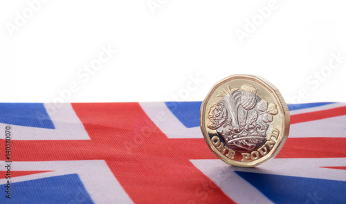 Foto One pound coin on union jack flag, 2017 is a crucial year for the UK as brexit crisis and triggering article 50 ,  britain seeks independence from the EU