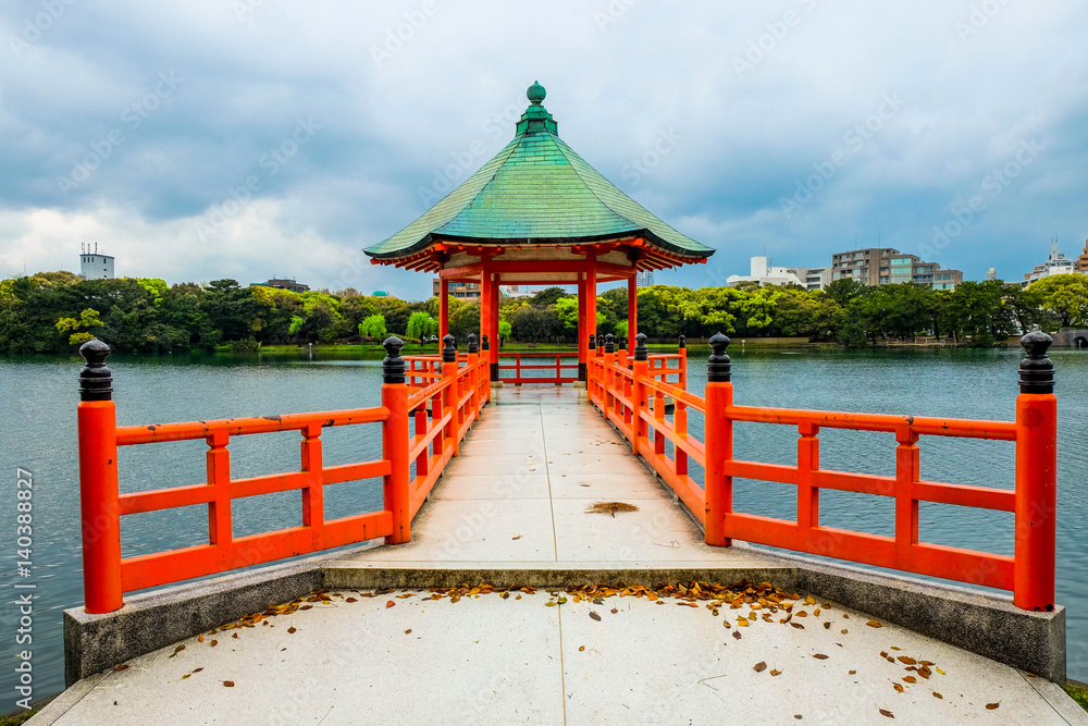 Fototapeta premium Fukuoka to stolica prefektury Fukuoka, położona na północnym brzegu japońskiej wyspy Kiusiu. Jest to najbardziej zaludnione miasto na wyspie.