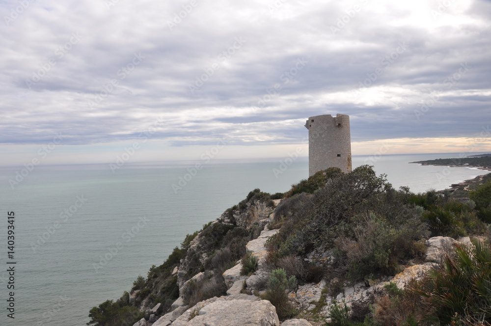 Torre sobre el Mediterráneo