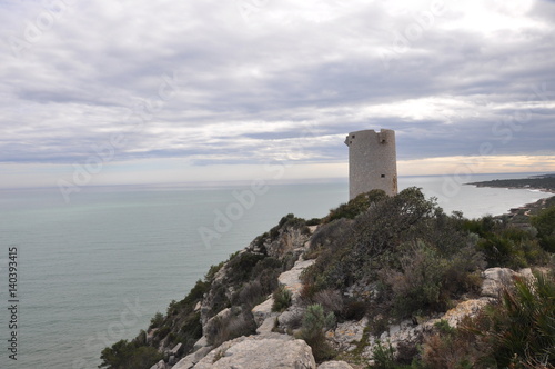 Torre sobre el Mediterráneo