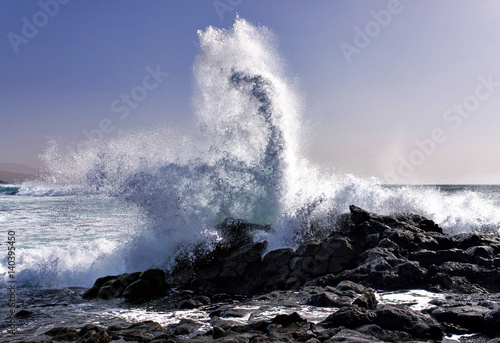 vague se brisant sur les rochers