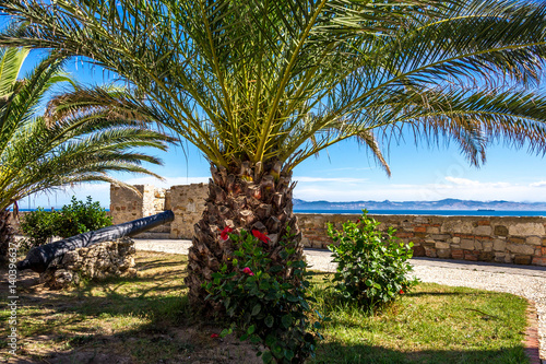 Promenade im spanischen Tarifa mit Blick auf Marokko