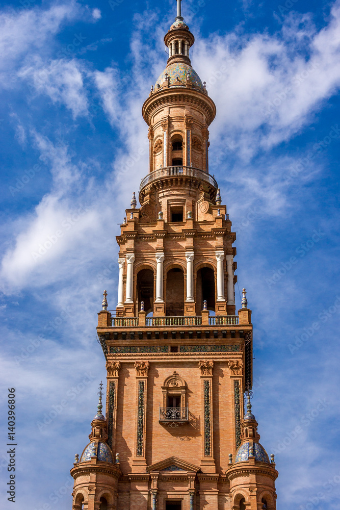 Der kunstvolle Nordturm des Palacio Central in Sevilla ragt in den blauen Himmel Der kunstvolle Nordturm des Palacio Central in Sevilla ragt in den blauen Himmel
