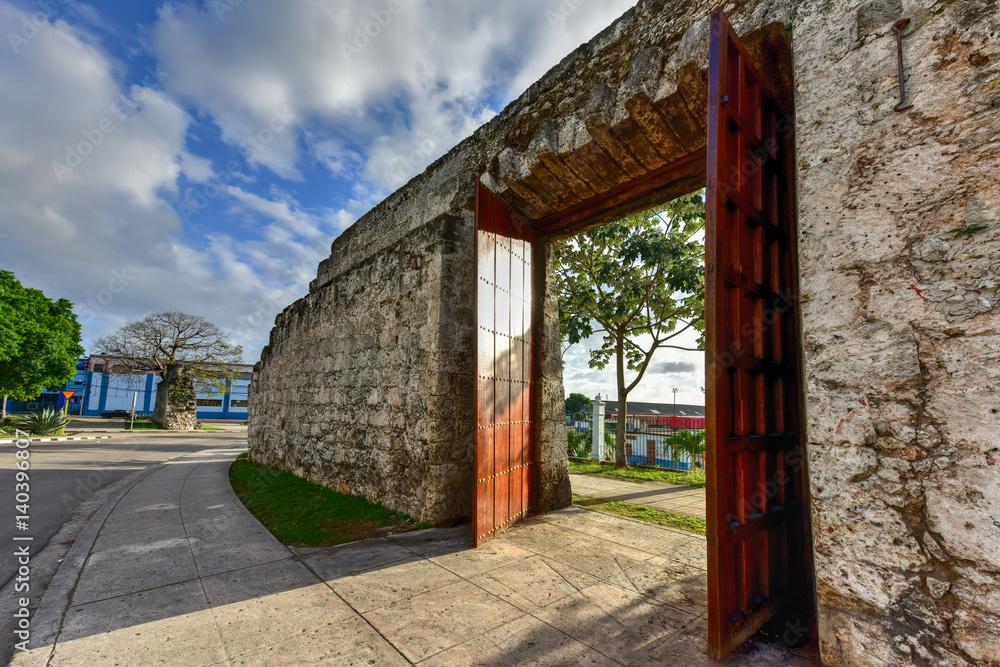 Fototapeta premium Old City Wall - Havana, Cuba