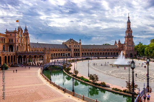 Blick auf die Fontäne und den Südturm am Plaza de España in Sevilla