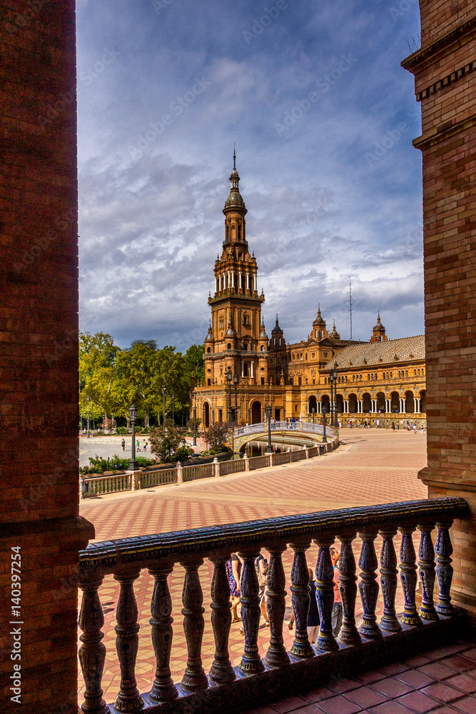 Blick über die Ballustrade auf den Nordturm des Palacio Central in Sevilla