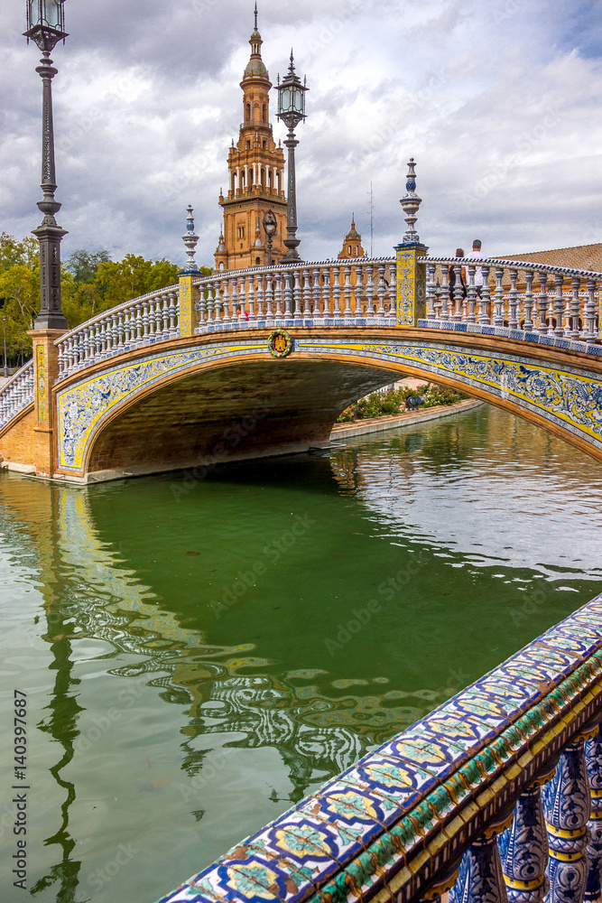 Spiegelung einer Brücke im Wasserkanal am Plaza de España