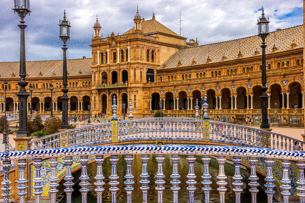 Fototapeta premium Geflieste Brücken über den Kanal am Plaza de España in Sevilla