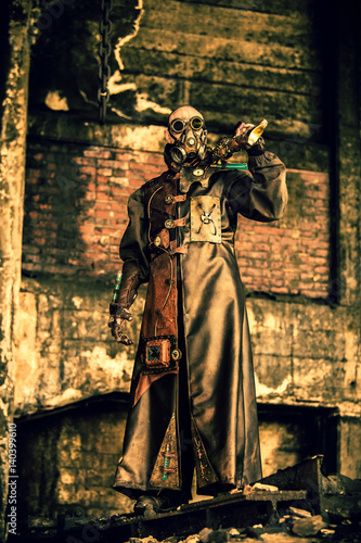 Homme steampunk monte la garde