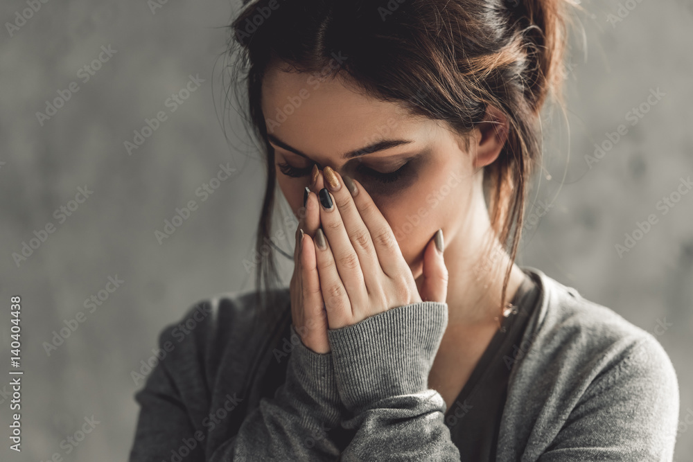 Εκτύπωση καμβά Girl being struck