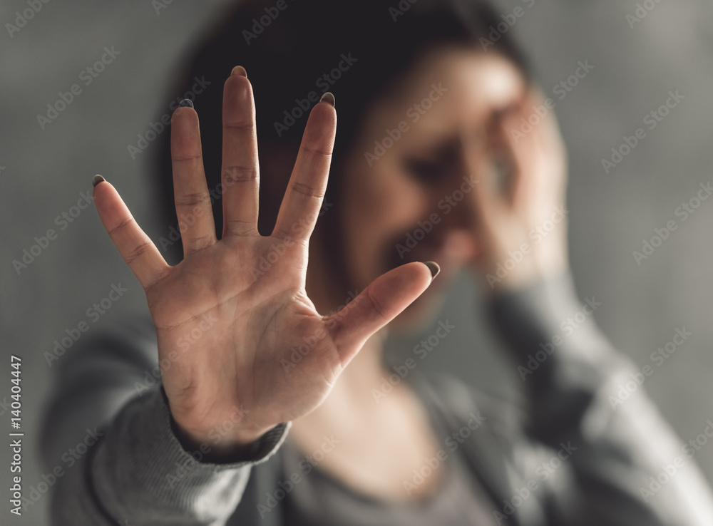 Φωτογραφία Girl being struck