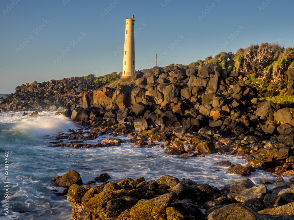 Obraz premium Ninini Point Lighthouse on Nawiliwili Bay in Kaua'i' Hawai'i overlooking the ocean.
