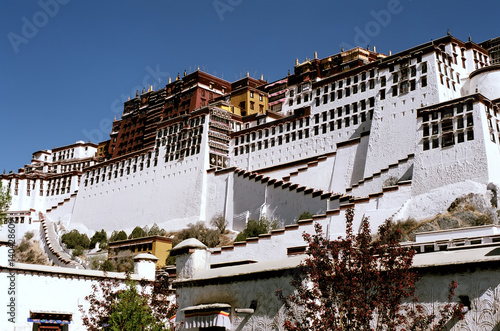 Potala Palace - the residence of the Dalai Lama in Lhasa. Fototapete