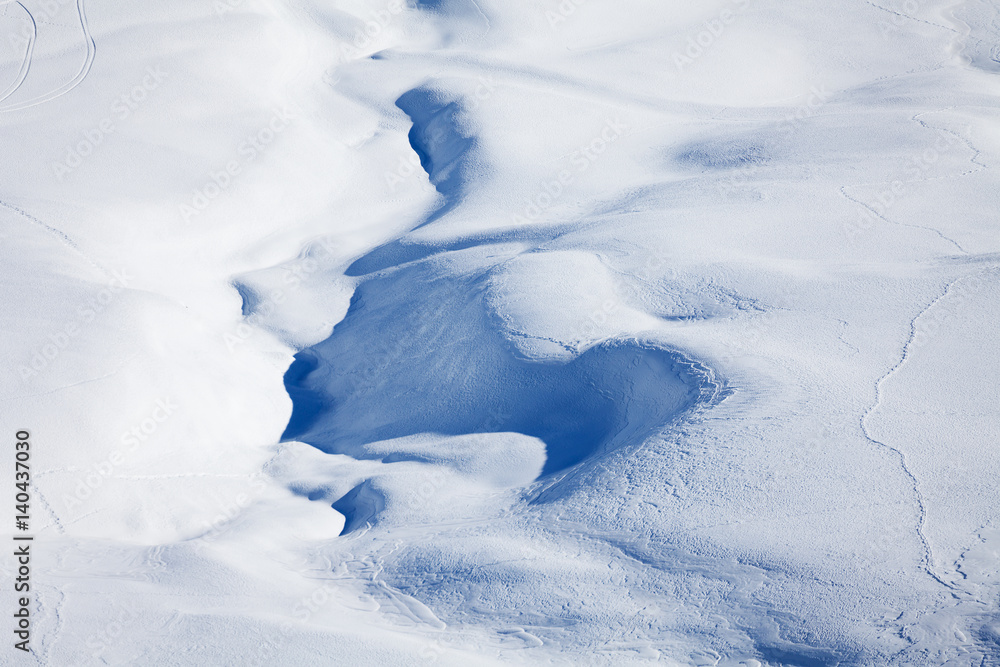 Fototapeta Zimowe góry otoczone krętymi trasami narciarskimi