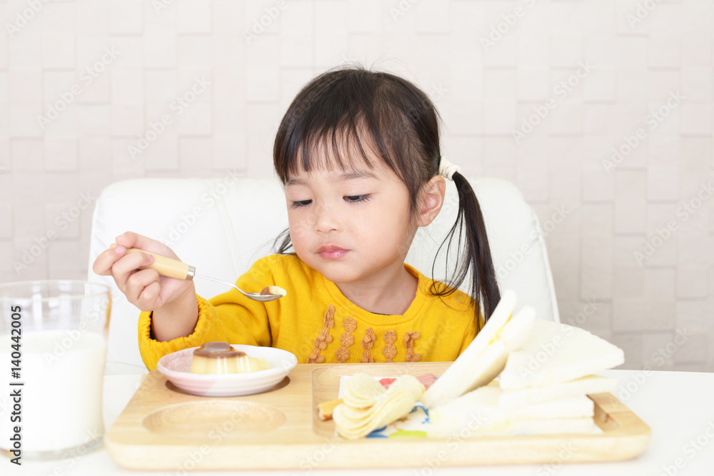 おやつを食べる女の子