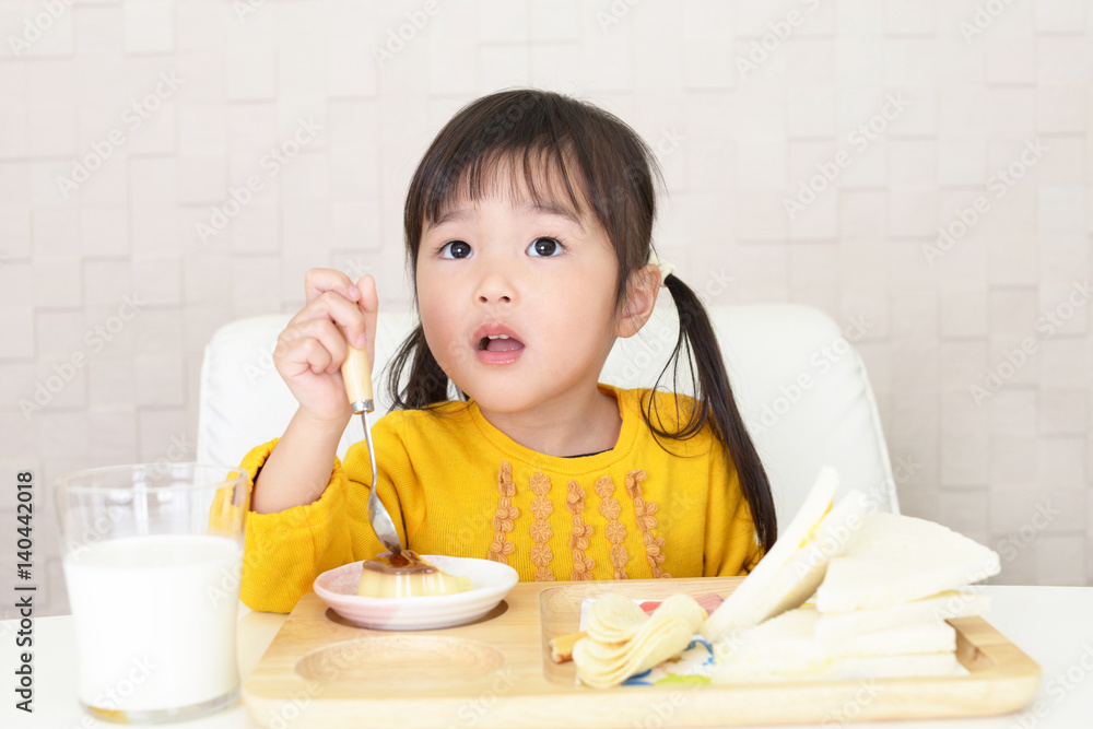 おやつを食べる女の子 おやつを食べる女の子